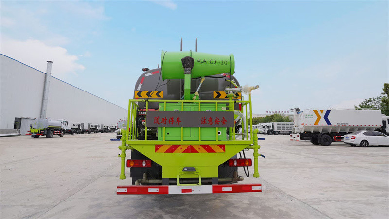 東風(fēng)隨專(zhuān)后雙橋20方灑水車(chē)高清實(shí)車(chē)圖片